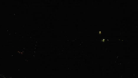 antena de fuegos artificiales sobre una pequeña ciudad