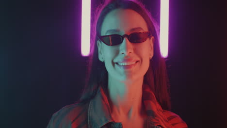 mujer elegante con luces de neón