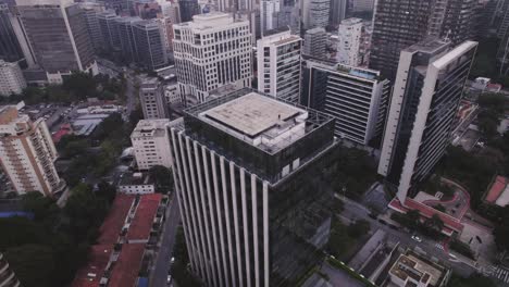 drones moves in the direction of an heliport in the financial center of são paulo: faria lima avenue