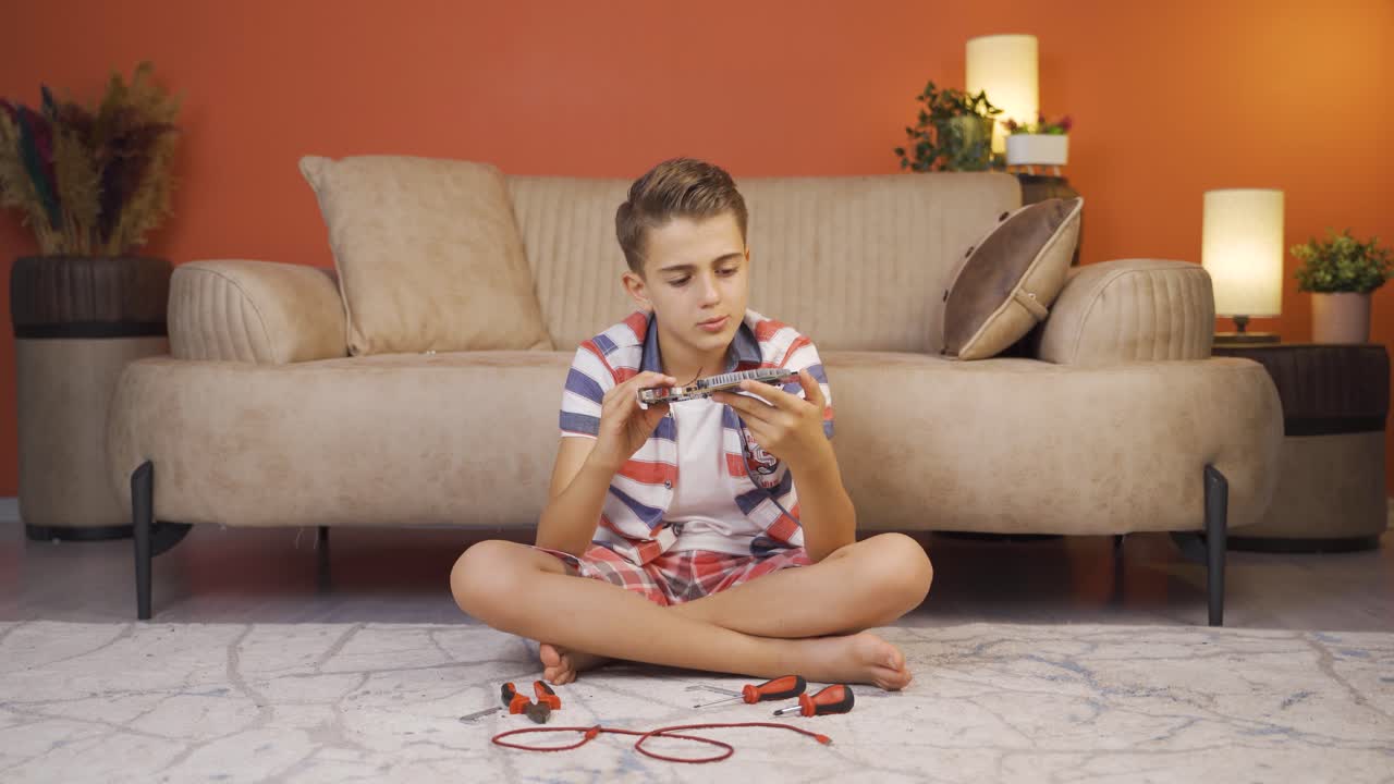niño inteligente mirando con curiosidad a los materiales tecnológicos.