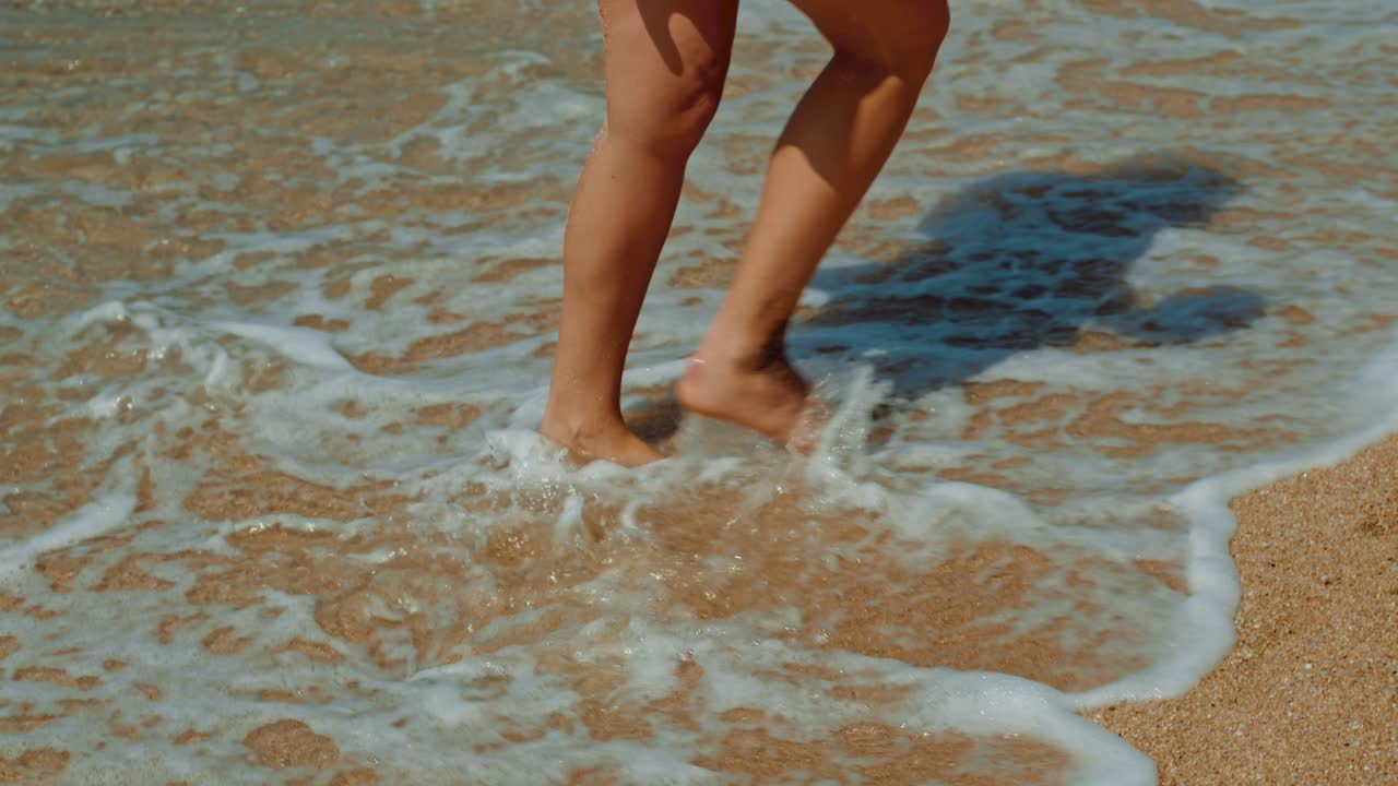 Donna che cammina sulla spiaggia