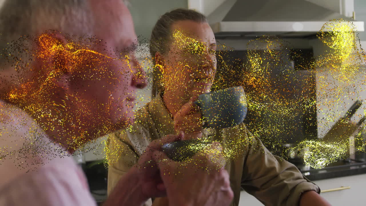 Oudere man en volwassen vrouw drinken koffie in de keuken, met geanimeerde receptkaarten en pictogramoverlays.