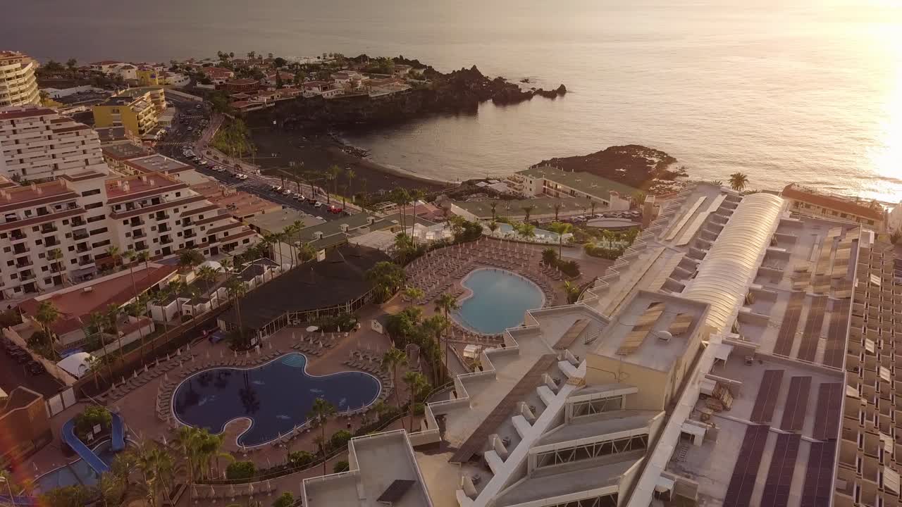 vista aérea del complejo hotelero de lujo en la costa con piscina en la isla de tenerife los gigantes durante la épica puesta de sol