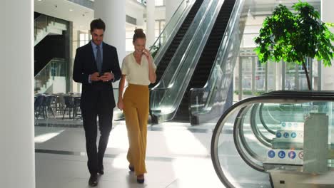 jóvenes empresarios en un moderno edificio de oficinas