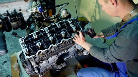 reparar el motor de un coche viejo en un taller de reparación