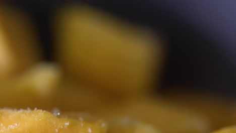 primer plano macro de cubos de mango congelado en la cocina