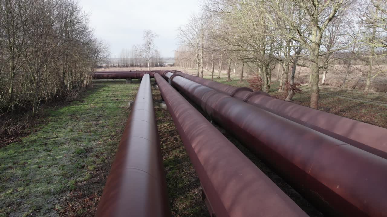 siguientes tuberías de la industria, tuberías de refrigeración por agua en un paisaje gris - plataforma rodante en plano