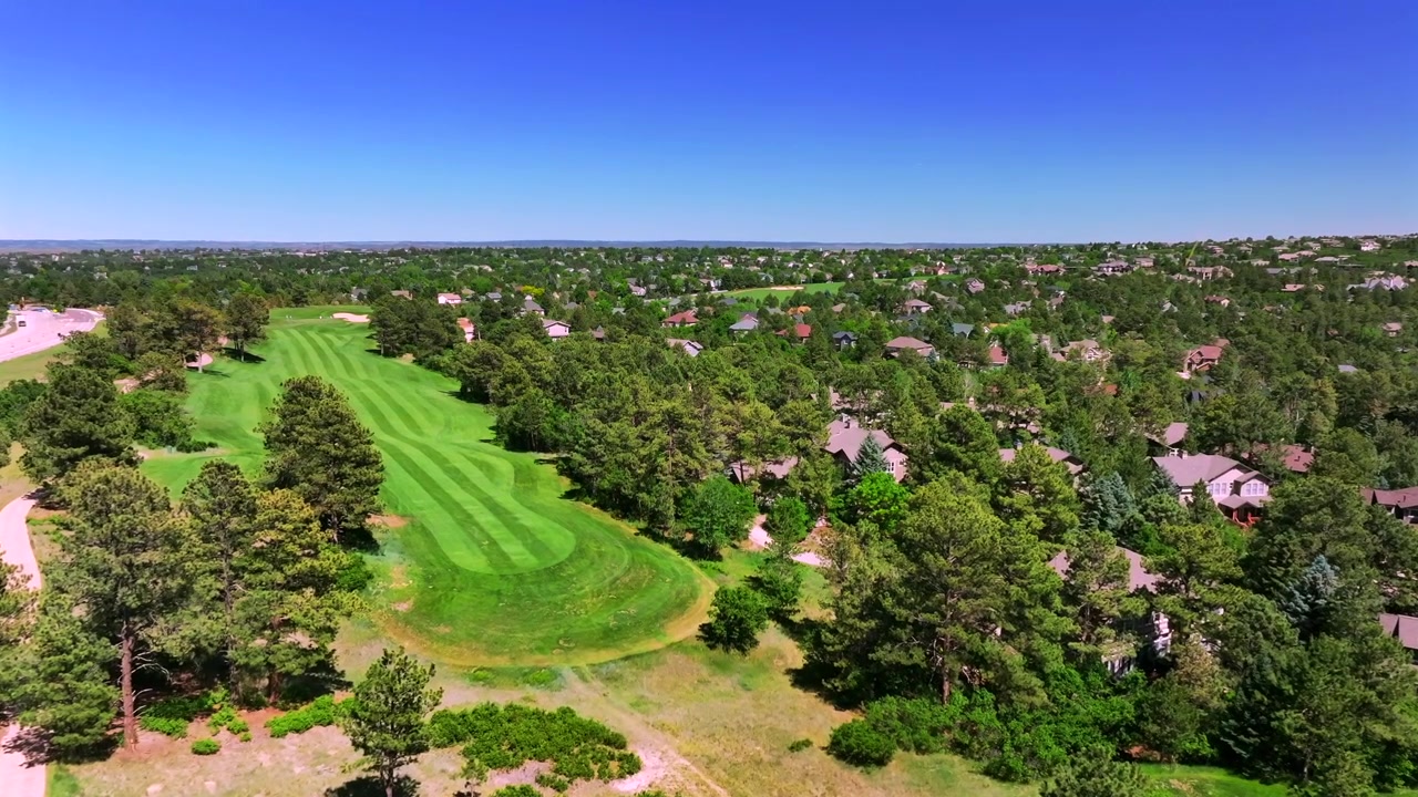 Campo da golf The Ridge North Castle Pines Village ripreso con drone aereo, Colorado, estate, primavera, golf, Front Range, Montagne Rocciose, erba verde, fairway, bunker di sabbia, mattina soleggiata, cielo blu, movimento in avanti