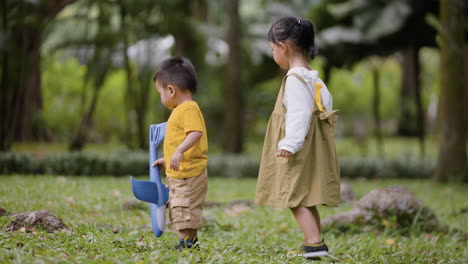 公園で遊ぶ子供たち