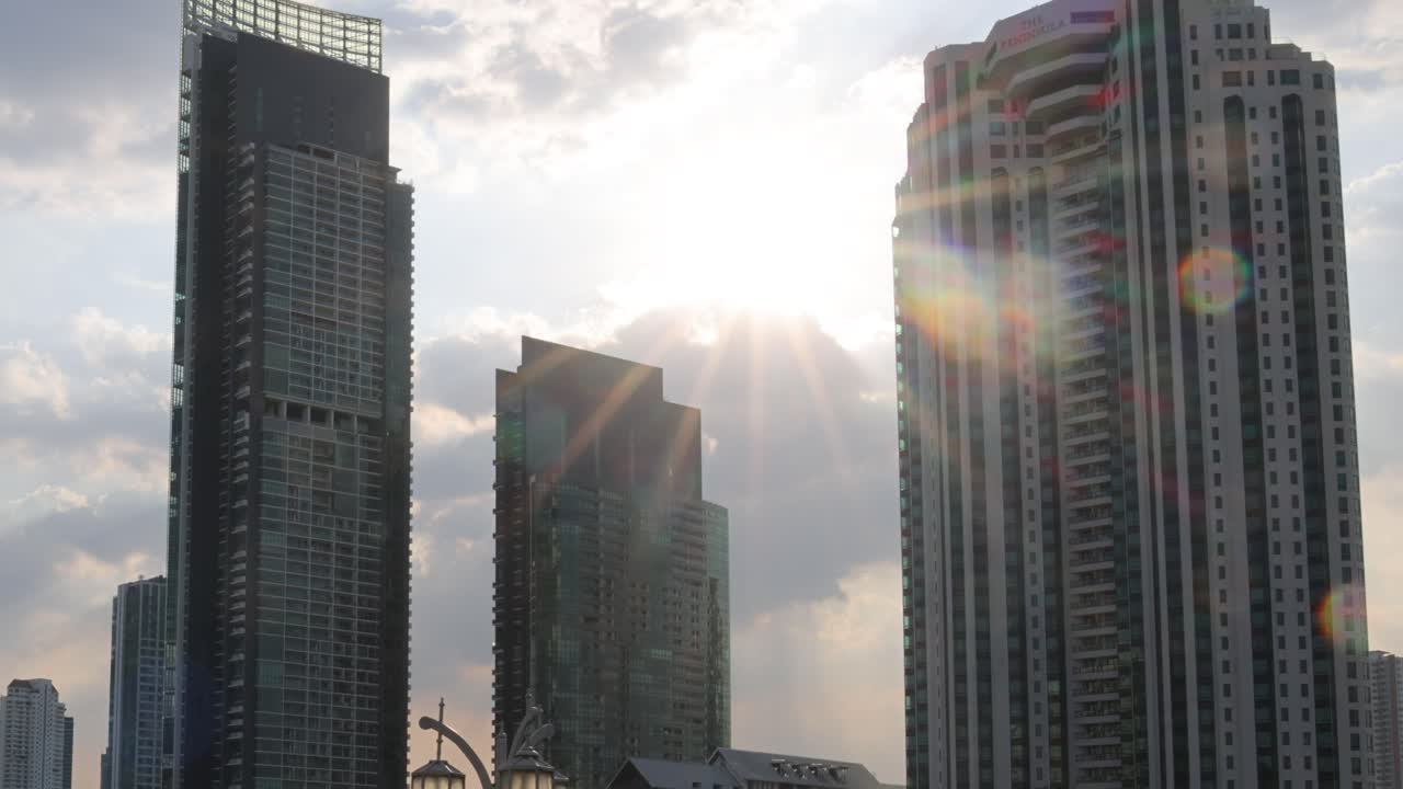 time-lapse de la puesta de sol detrás de los edificios altos de la ciudad