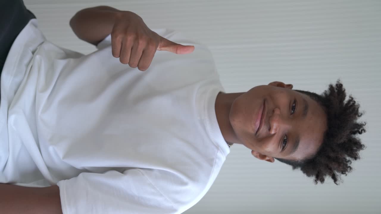 Yüzündeki maskeyi çıkaran genç Afrikalı adamın dikey videosu.