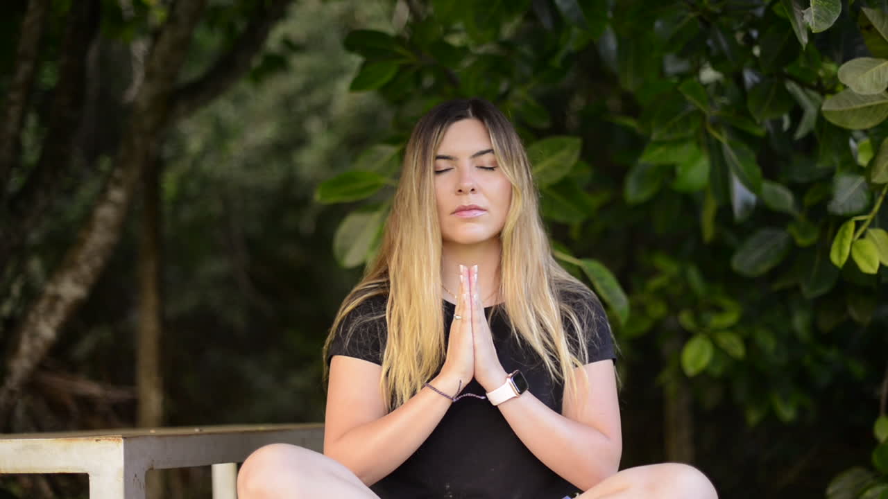 meditación, la mujer reza y practica la atención plena