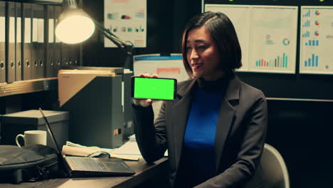 agente de la ley mostrando pantalla verde en el diseño del teléfono inteligente