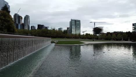 Emocionante-Vuelo-De-Drones-Que-Captura-La-Belleza-Del-Parque-Del-Centro-De-Bellevue,-Mostrando-Paisajes-Urbanos,-Espacios-Verdes-Y-Una-Impresionante-Fuente