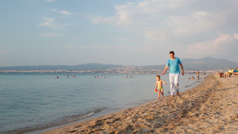 Padre-Y-Su-Pequeño-Hijo-Caminando-Por-La-Playa