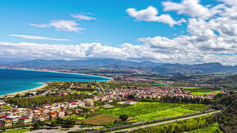 Sonniger-Tagesblick-Auf-Die-Küstenstadt-Oliveri-An-Der-Tyrrhenischen-Küste-In-Messina,-Sizilien,-Italien