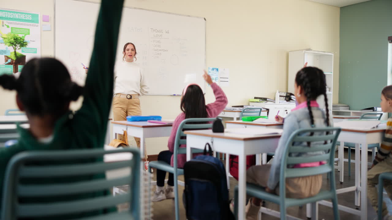 escena del aula con el maestro y los estudiantes