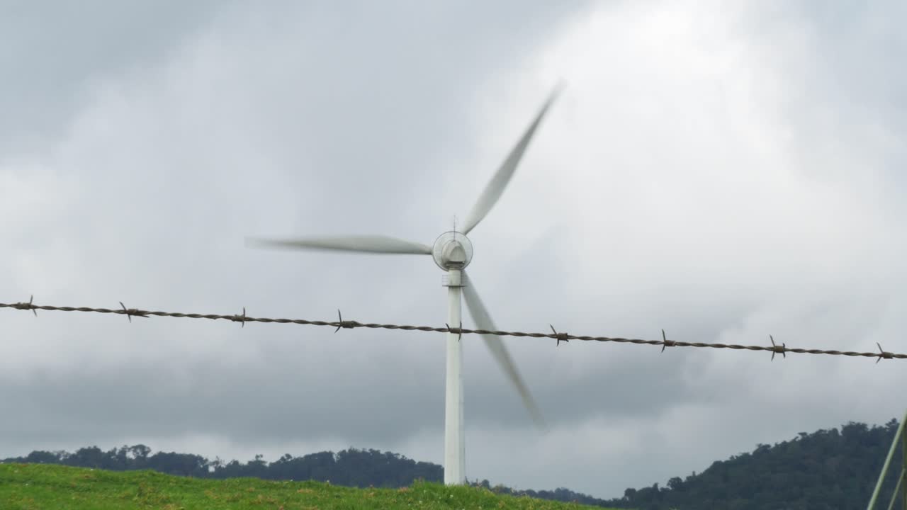 철조망이 있는 언덕 계곡 경계의 풍력 터빈, 축소 샷