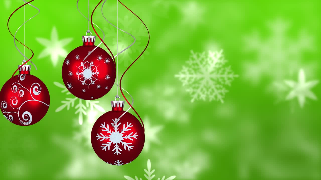 animación de nieve cayendo sobre las bolas de navidad