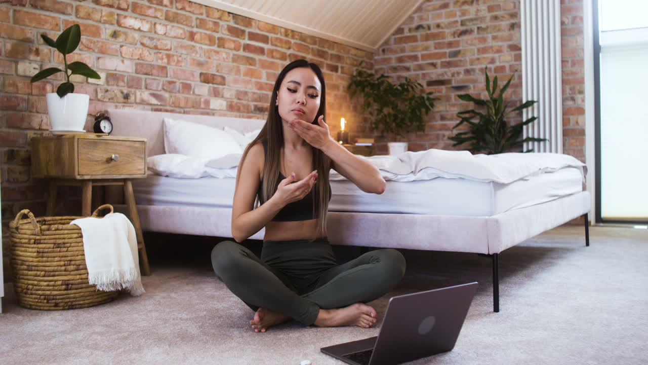 женщина в спальне