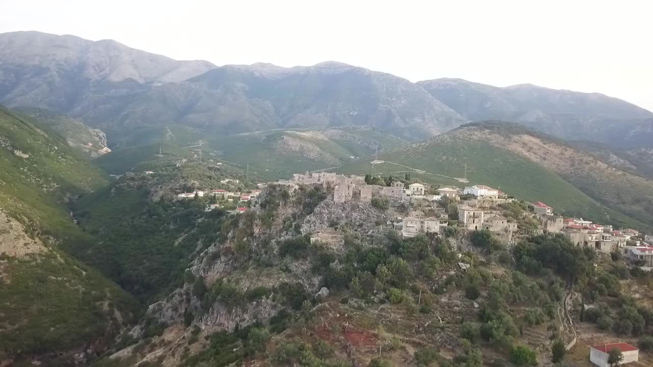 Bellissimo castello in Albania lungo la Riviera Albanese, circondato da montagne sullo sfondo, un grazioso villaggio in Europa.