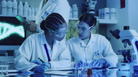 científicos, químicos o ingenieros médicos que utilizan