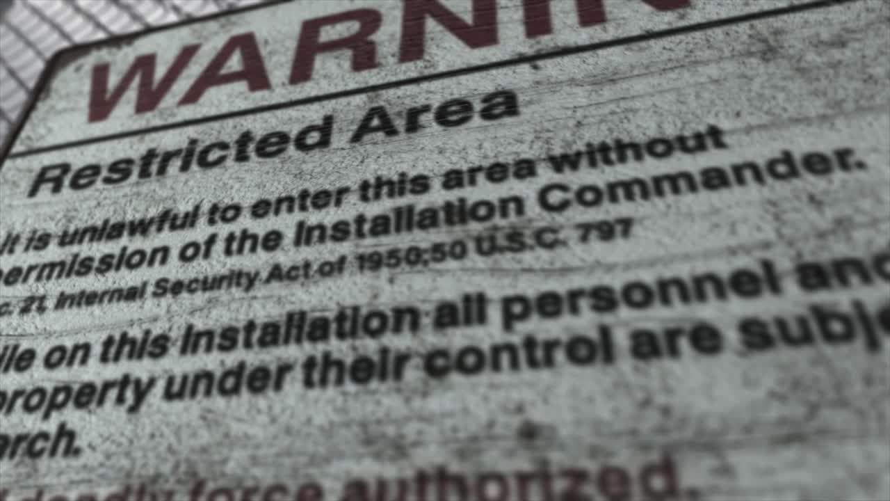 높은 품질의 3d cgi 렌더링과 함께 사막 장면의 높은 보안 시설에서 체인 링크 울타리의 근접 도 으로 경고 제한 지역 표지판이 있습니다.