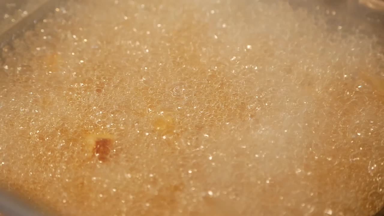 뜨거운 거품 기름 에 음식을  ⁇ 기