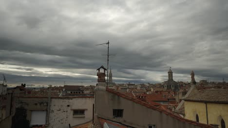 Lapso-De-Tiempo-Nublado-En-Una-Azotea-En-Montpellier-Francia.