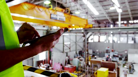 ingeniero masculino que usa una tableta digital 4k