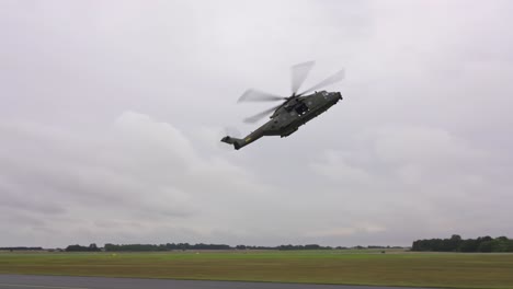 Rettungshubschrauber-Absetzen-Des-Besatzungsmitglieds-Am-Boden-Durch-Seilheben