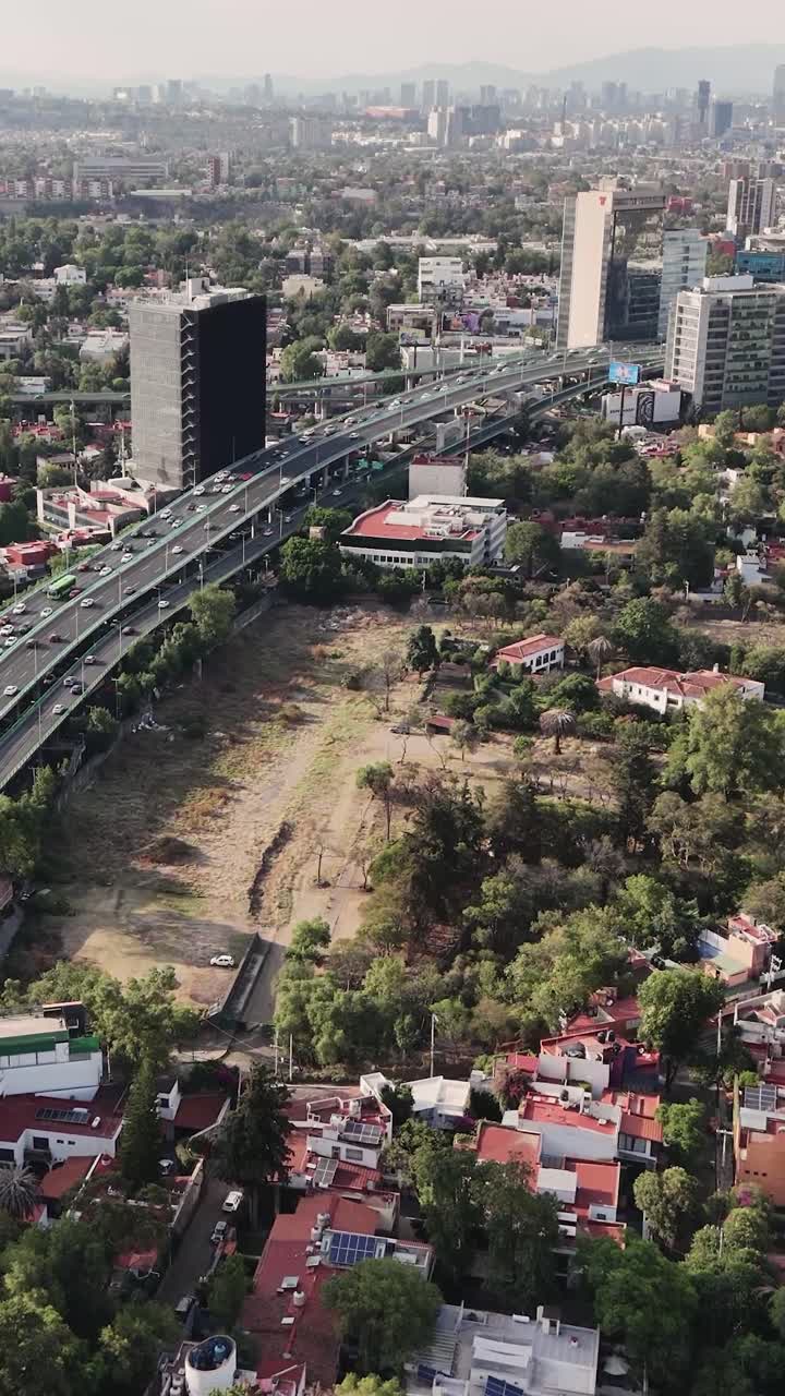 Meksiko Şehri'ndeki bir otoyolun ağır çekim havadan görünümü, dikey video.