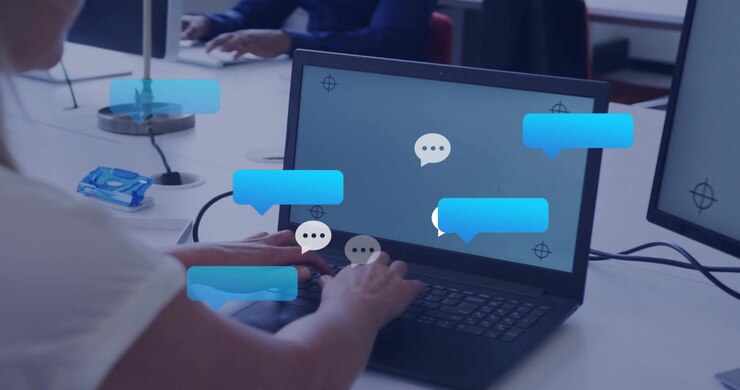 Persona che Digita su Laptop con Bolle di Chat Animate dei Social Media