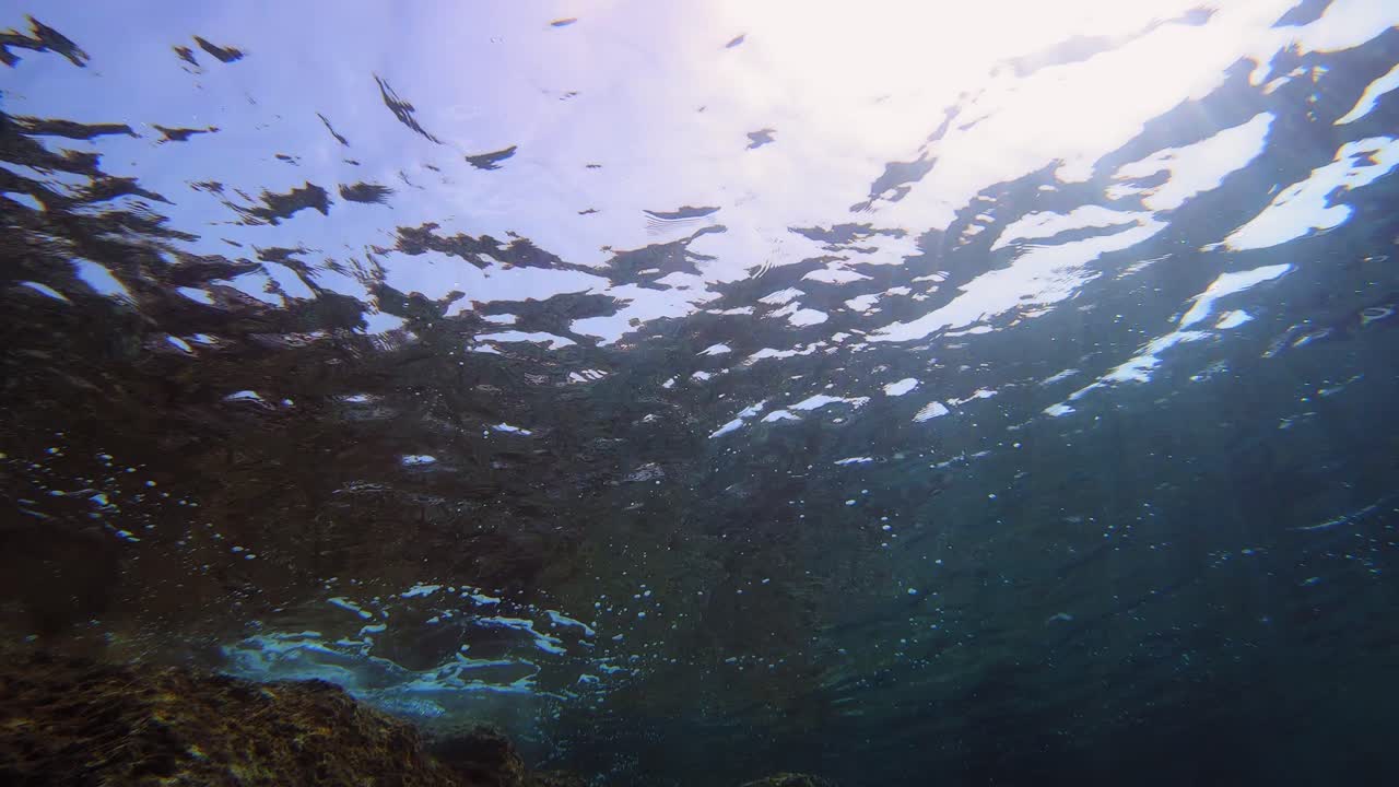 그리스 케팔로니아 섬에 있는 이오니아 해의 맑은 물을 통해 빛나는 태양