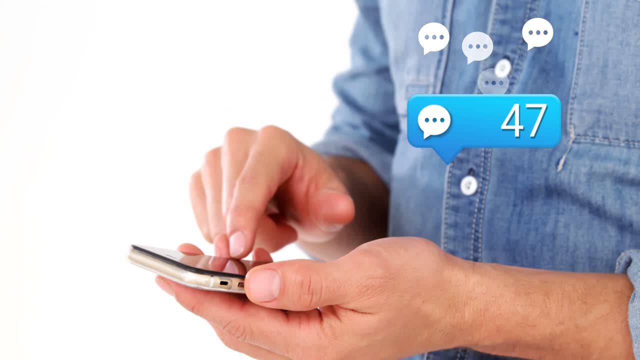 animación de iconos de redes sociales que caen sobre una persona que usa un teléfono inteligente