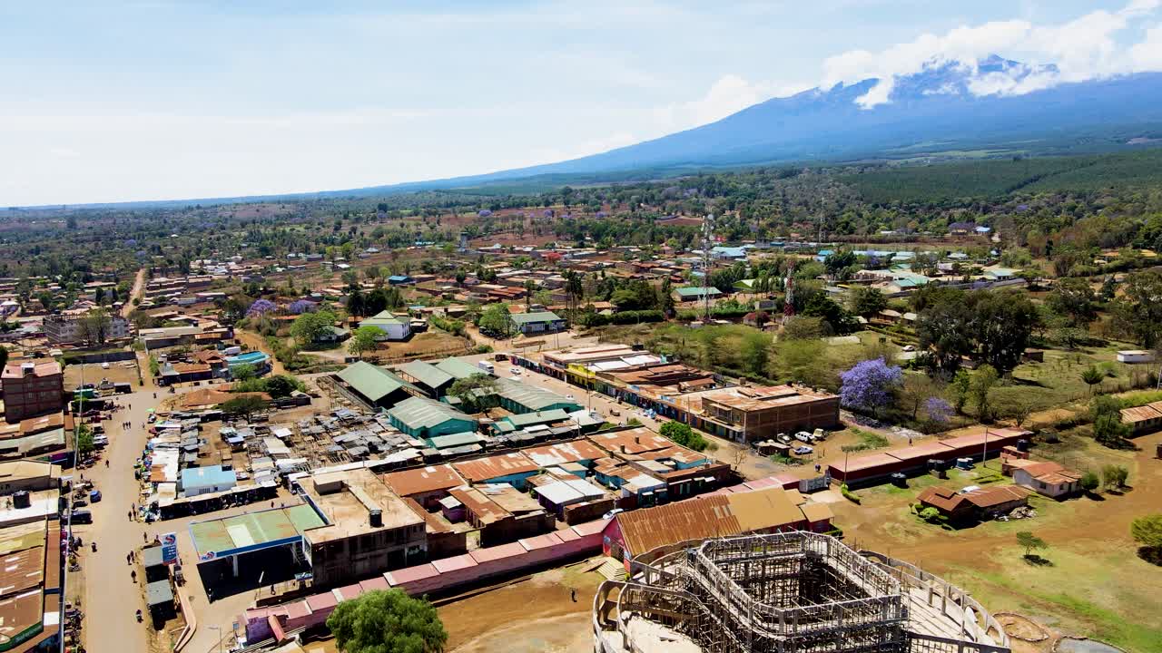 케냐의 시골 마을에서 킬리만자로가 배경입니다.