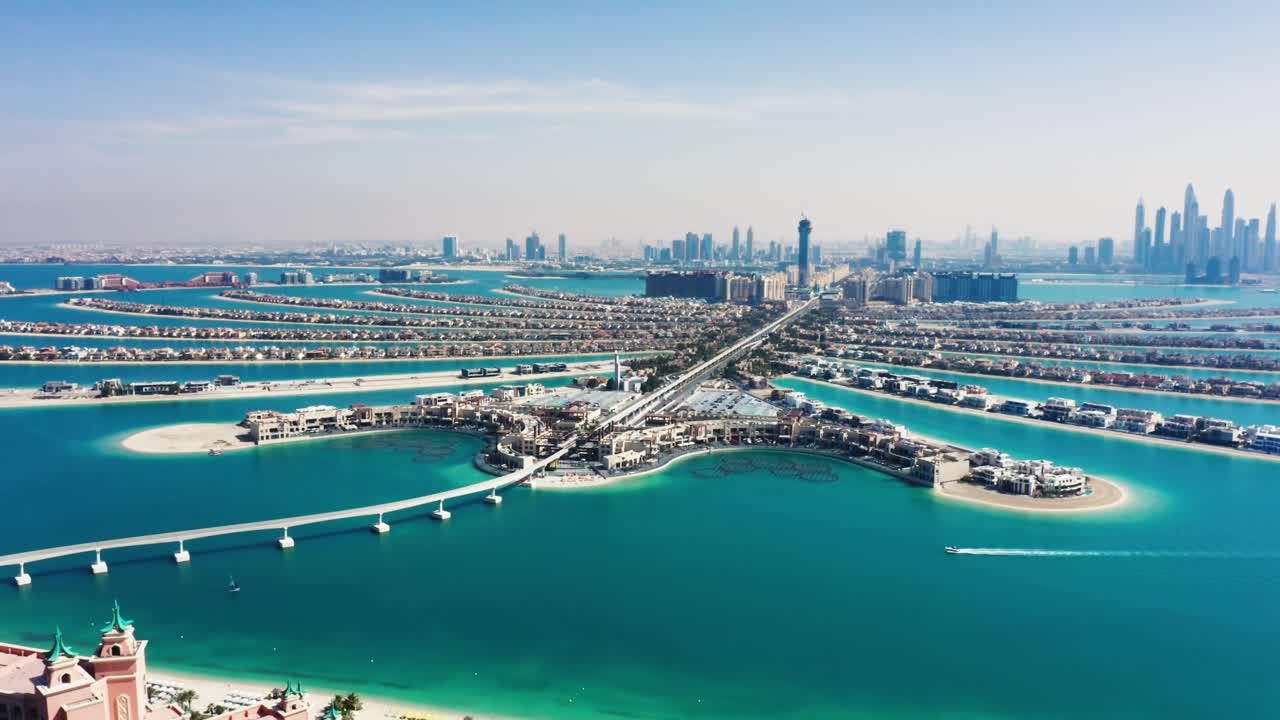 Video flycam thành phố Dubai vào ban ngày, khái niệm thành phố hiện đại với hệ thống nước và giao thông