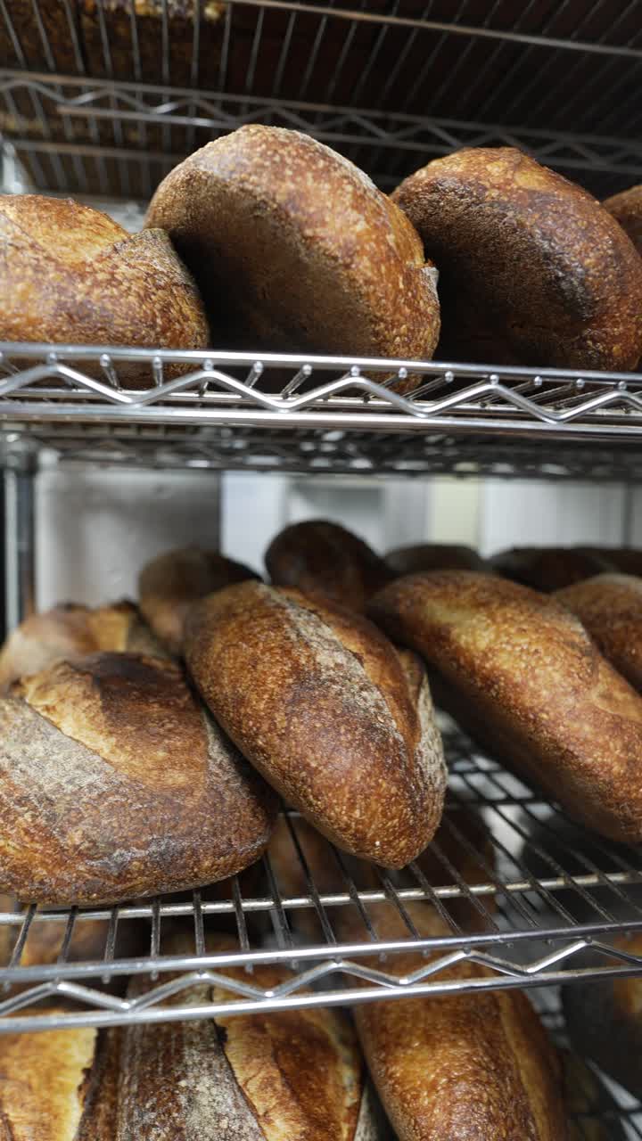 pan recién horneado en estantes