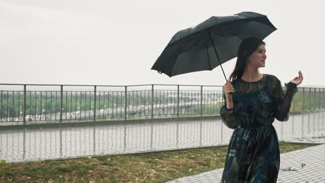 Attraktive-Dame-Hält-Einen-Schwarzen-Regenschirm-Und-Fängt-Regentropfen-Ein