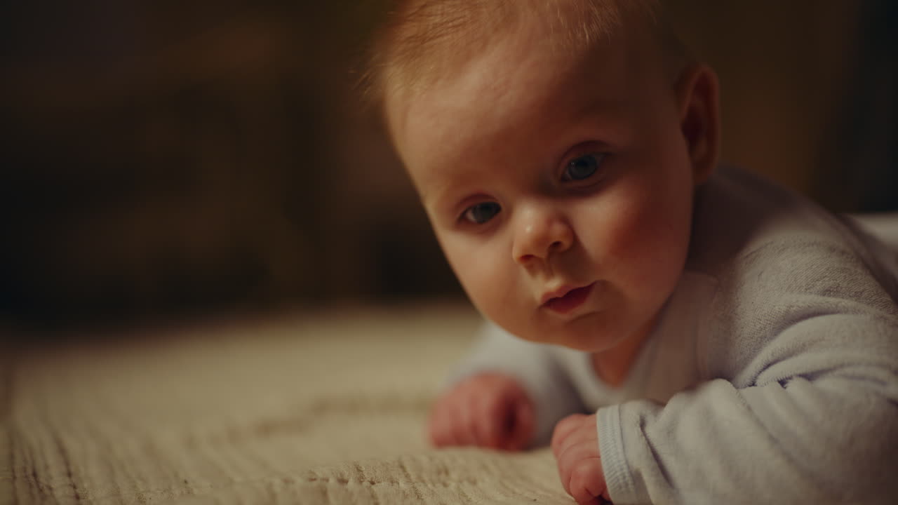 Søt baby på et teppe
