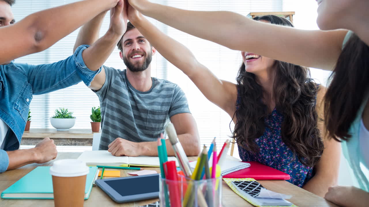 animación de un grupo de diseñadores de moda dando los cinco en el estudio de moda