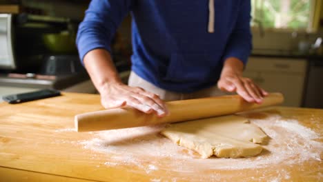 Nahaufnahme-Der-Hände,-Die-Den-Teig-Auf-Einer-Bemehlten-Oberfläche-Ausrollen-Und-Einen-Kuchen-Backen