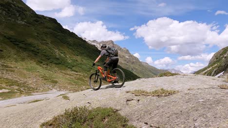 Descenso-En-Bicicleta-De-Montaña-Mtb-Con-Hermosas-Vistas-A-La-Montaña-Alpina