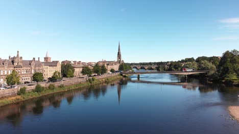 drone descendiendo por encima del río tay revelando el hermoso reflejo de st.