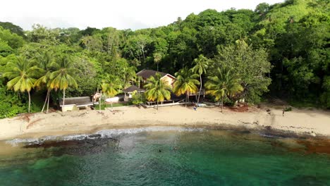 Estas-Son-Imágenes-De-Drones-De-La-Playa-De-Arnos-Vale-Con-árboles-Y-Casas-En-El-Fondo-Ubicadas-En-La-Isla-Caribeña-De-Tobao