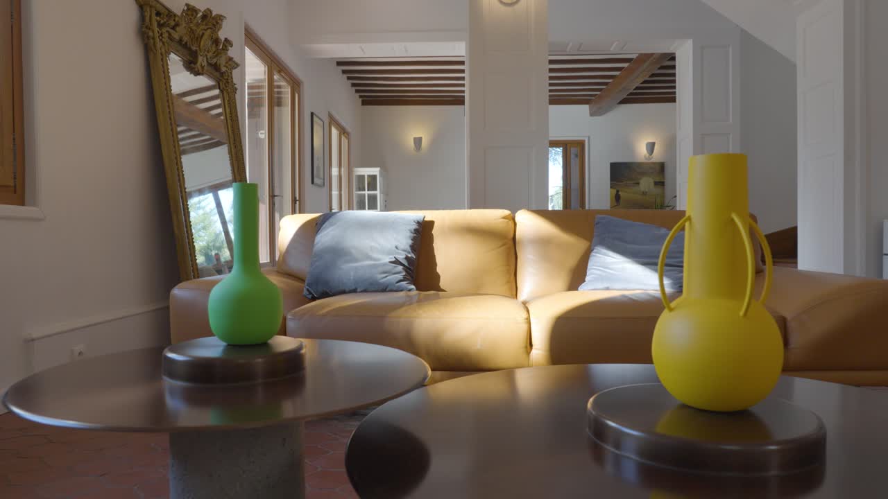 elegante sala de estar con vasos de colores revelan el tiro