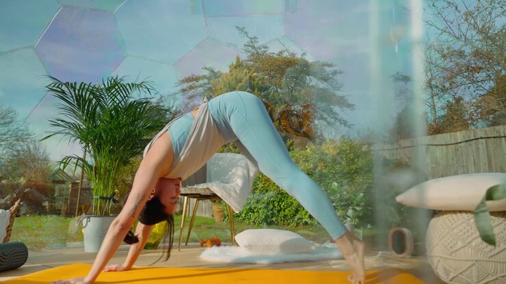 Giovane donna asiatica che pratica posizioni yoga