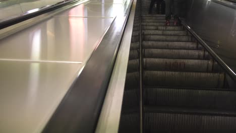 escalera mecánica en una estación de metro