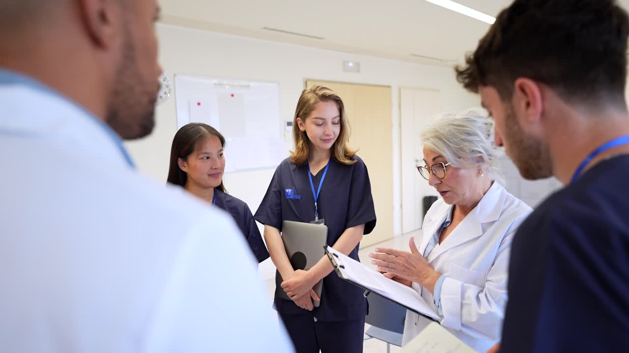 reunión del equipo médico en un hospital
