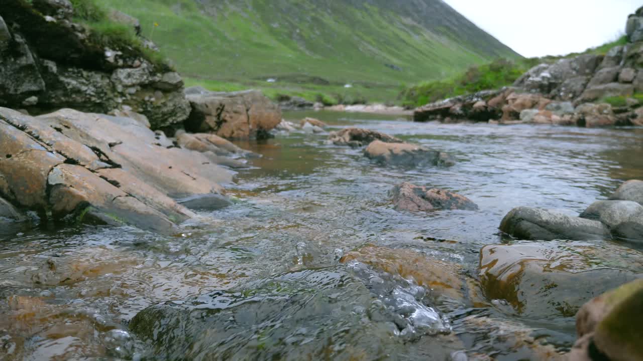 Acqua naturale che scorre tra le rocce nelle alture